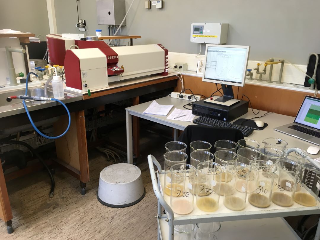 The HELOS laser-diffraction grain-size analyzer at the Sedimentology Lab of the Vrije Universiteit Amsterdam. This instrument was used to measure the size properties of the Cretaceous-Paleogene boundary sediments depicted in the foreground
