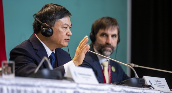 M. Huang Runqiu, ministre de l'Écologie et de l'Environnement de la République populaire de Chine, président de la COP15, et M. Steven Guilbeault, ministre de l'Environnement et du Changement climatique du Canada. (Image : CDB)