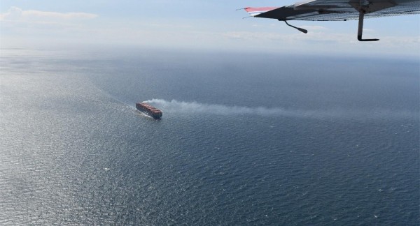 Duidelijk zichtbare rookpluim van een containerschip. (Beeld: KBIN/BMM)