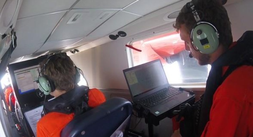 Les opérateurs de l'avion de surveillance aérienne en action lors d'un vol avec le capteur renifleur.