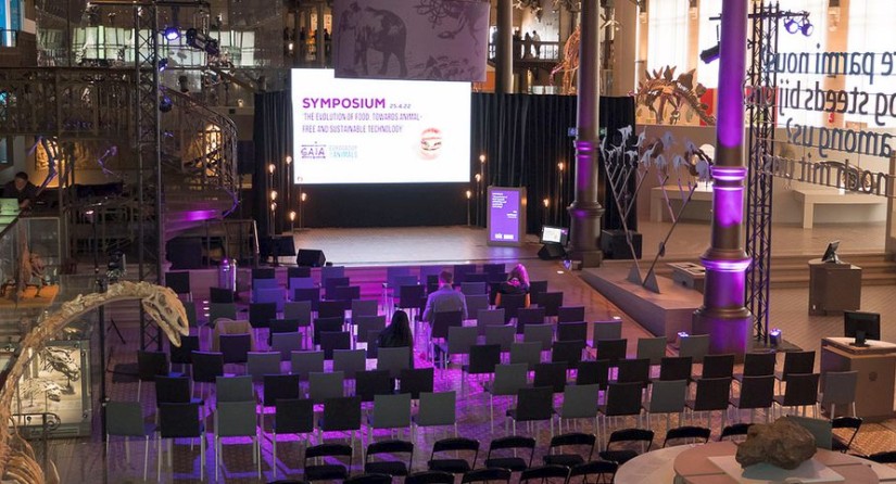 Exemple of theatre-style sitting arrangement in front of a podium with screen, for a symposium in the dinosaurs gallery