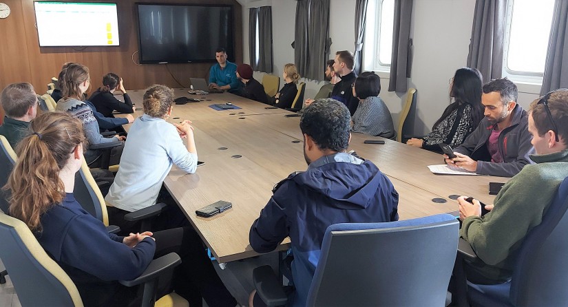 Wetenschappelijke briefing in de vergaderzaal van RV Belgica (Beeld: KBIN/K. Moreau)