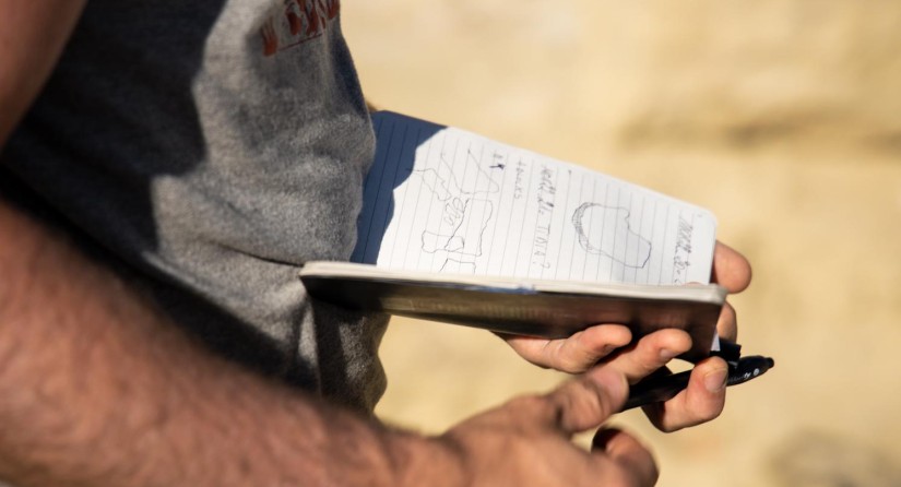 Pour pouvoir compléter le puzzle par la suite à Bruxelles, chaque fossile doit être numéroté.