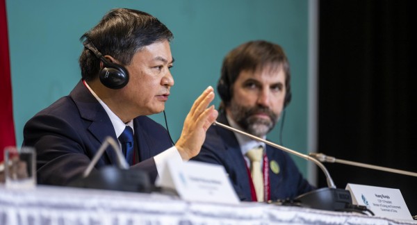 Mr. Huang Runqiu, Minister of Ecology and Environment of the People’s Republic of China, President of COP15, and Mr. Steven Guilbeault, Minister of Environment and Climate Change of Canada.