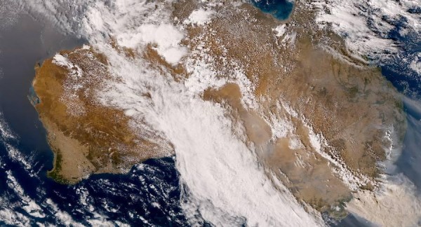 Bosbranden in Australië met aswolk (zuidoost) boven de oceaan, 2020 (Beeld: Japan Meteorological Agency_ Himawari 8; CC BY 4.0)