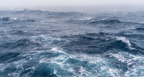 Onder volle zee verstaan we de internationale wateren die buiten de rechtsbevoegdheid van landen liggen. (Beeld: Christopher Michel, CC BY 3.0, Wikimedia Commons)